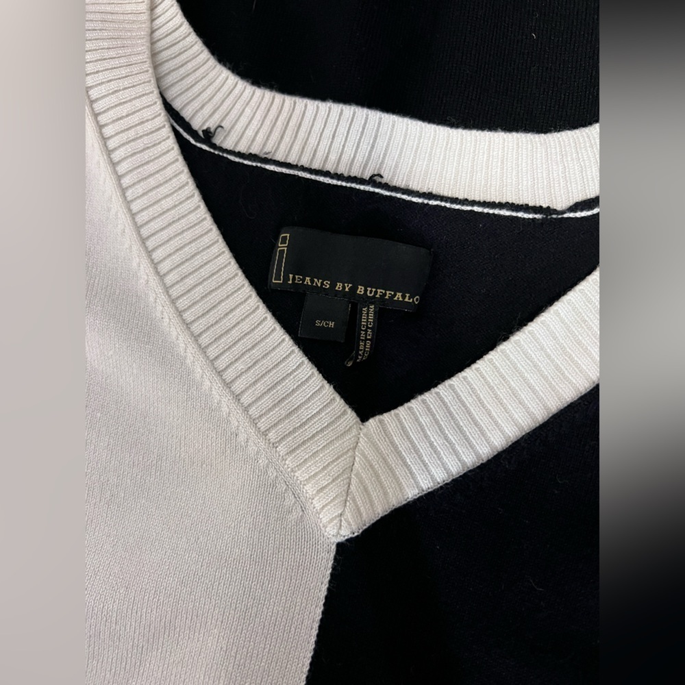 JEANS by BUFFALO Black and white color block V‎ neck sweater size S. - Picture 9 of 12